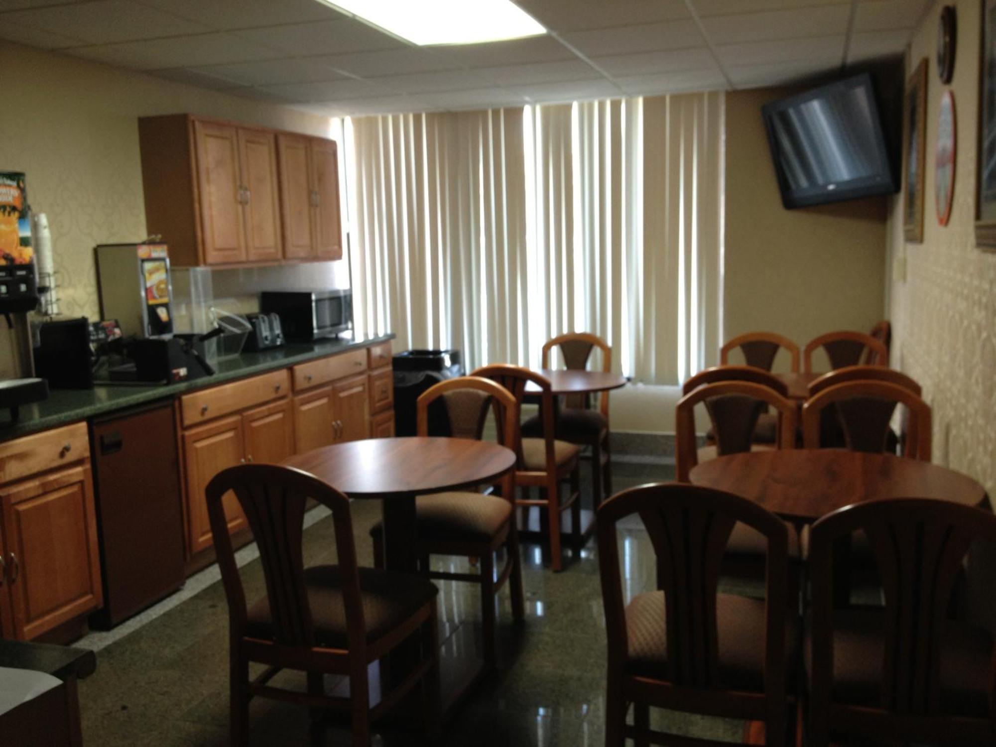 Hotel Howard Johnson By Wyndham Gillette